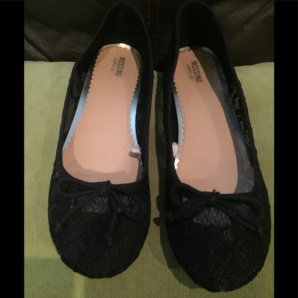 Black lace flat shoes